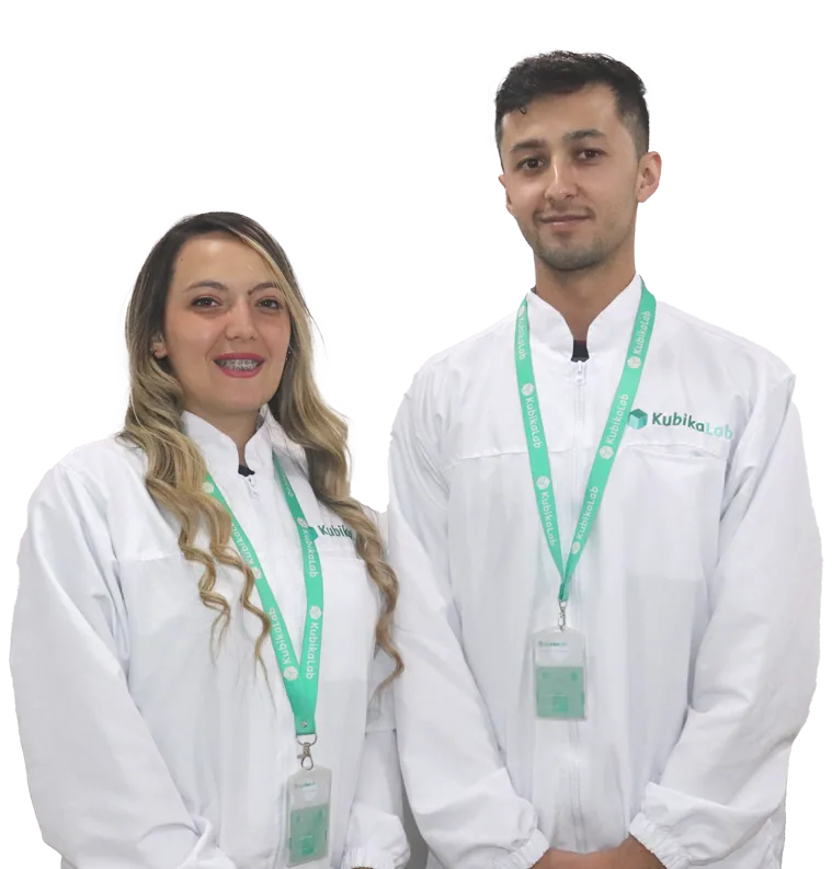 Integrantes del equipo de KubikaLab en sus instalaciones.