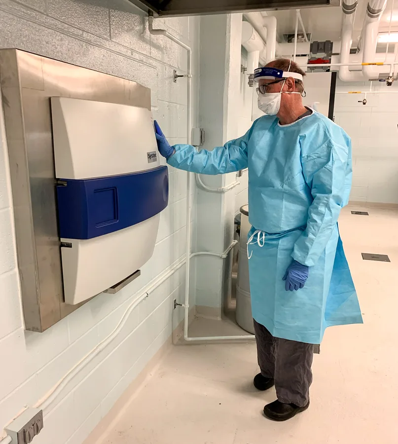 Preparación de un autoclave en un laboratorio del USGS; fotografía de referencia.