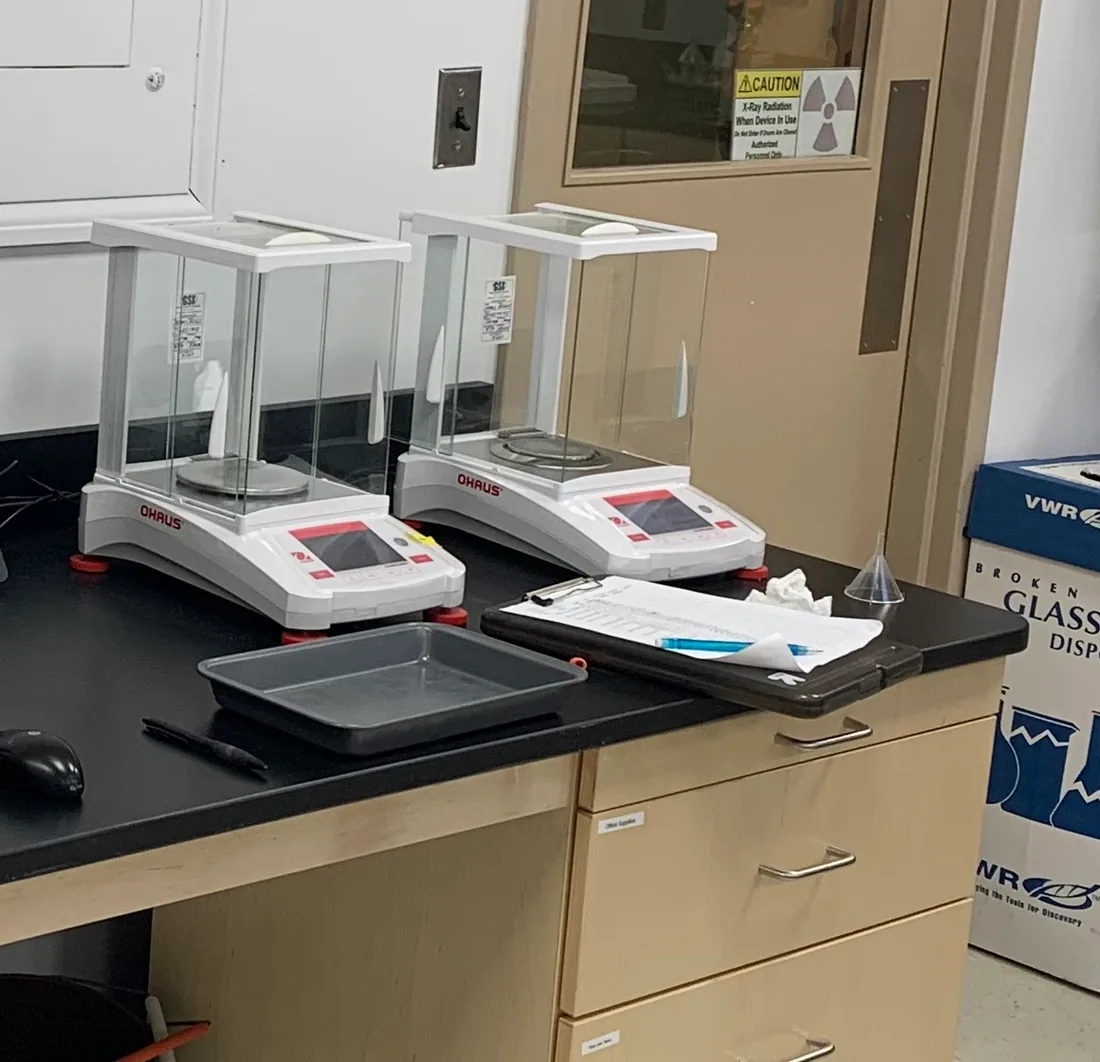 Dos balanzas analíticas en un laboratorio del USGS. Imagen de referencia.