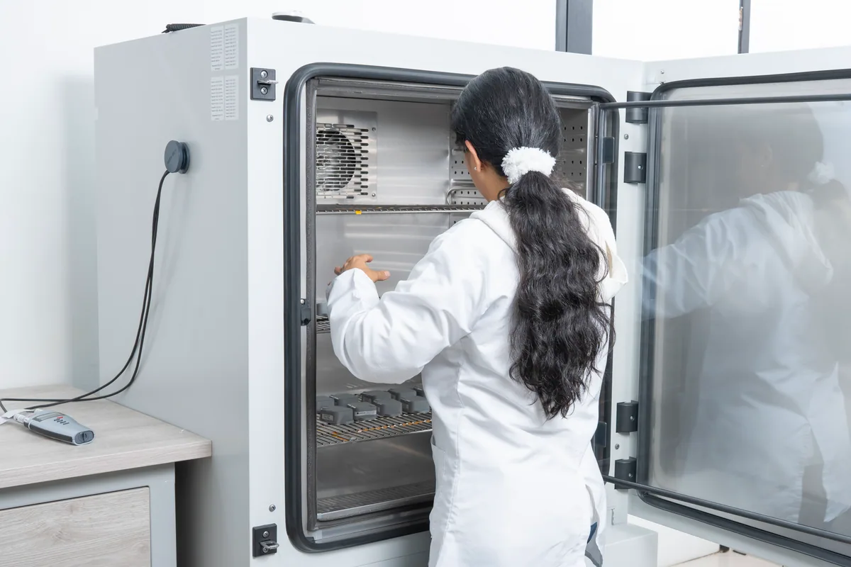 Especialista de KubikaLab preparando sensores en una cámara para calibración de humedad.