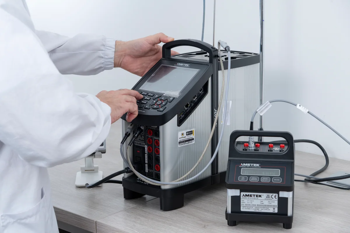 Especialista de KubikaLab realizando calibración de temperatura.