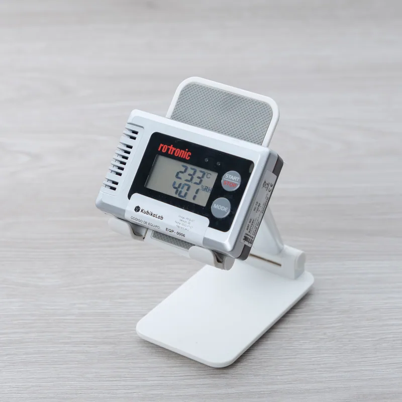 Registrador digital Rotronic con pantalla y soporte de mesa.