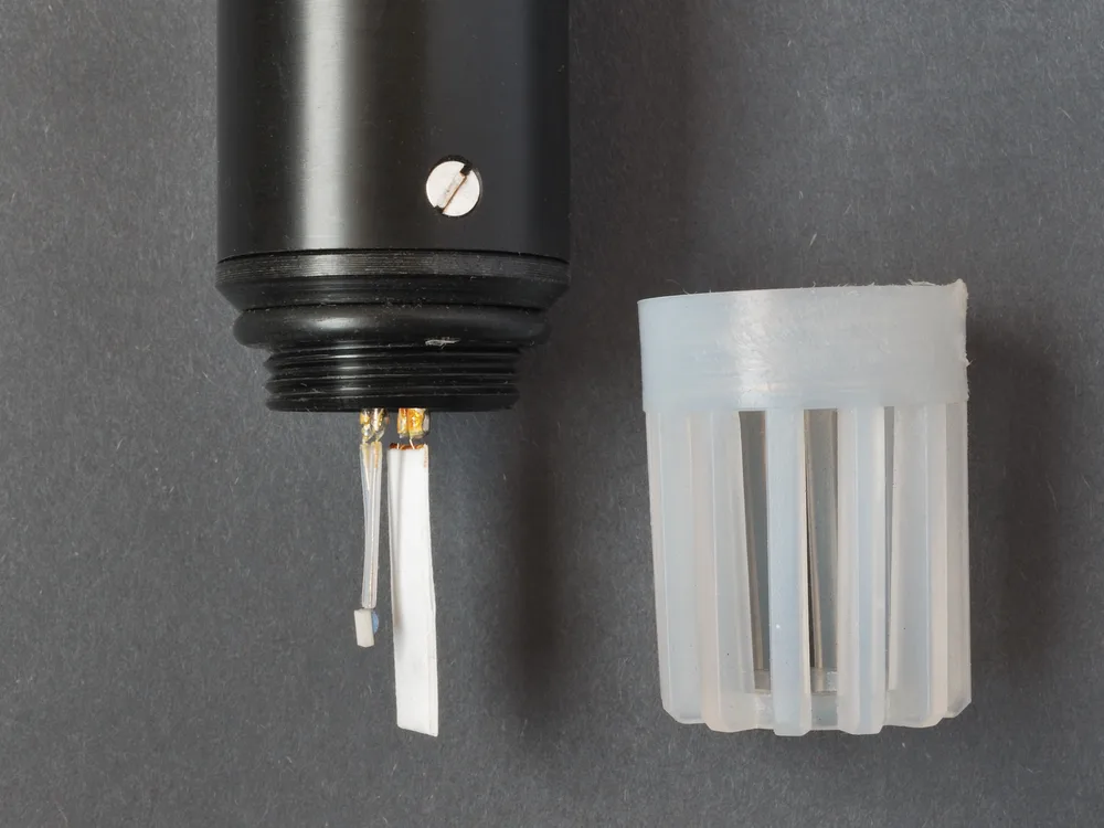 Elemento capacitivo de humedad dentro de una sonda Rotronic, con su cubierta retirada; fotografía de referencia.