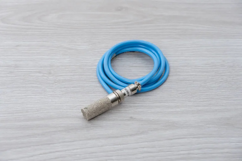 Sonda de humedad con cable y protección porosa para el elemento sensible.