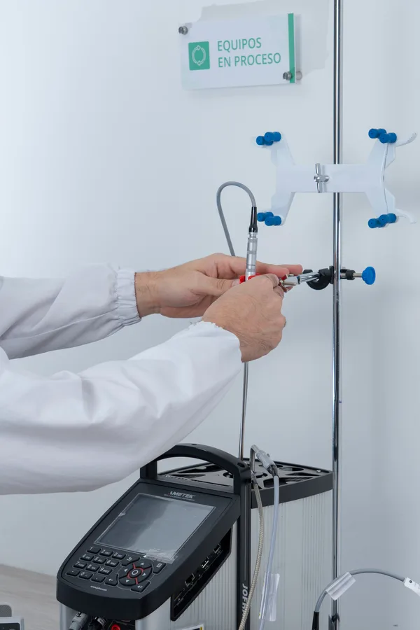Sonda metálica en un proceso de calibración de temperatura en KubikaLab; imagen de referencia del sensor.