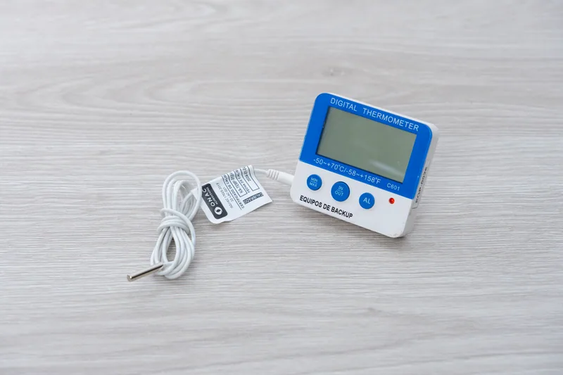 Indicador de temperatura conectado a una sonda de medición.