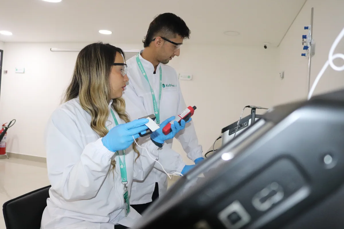 Especialistas de KubikaLab preparando instrumentos de medición.