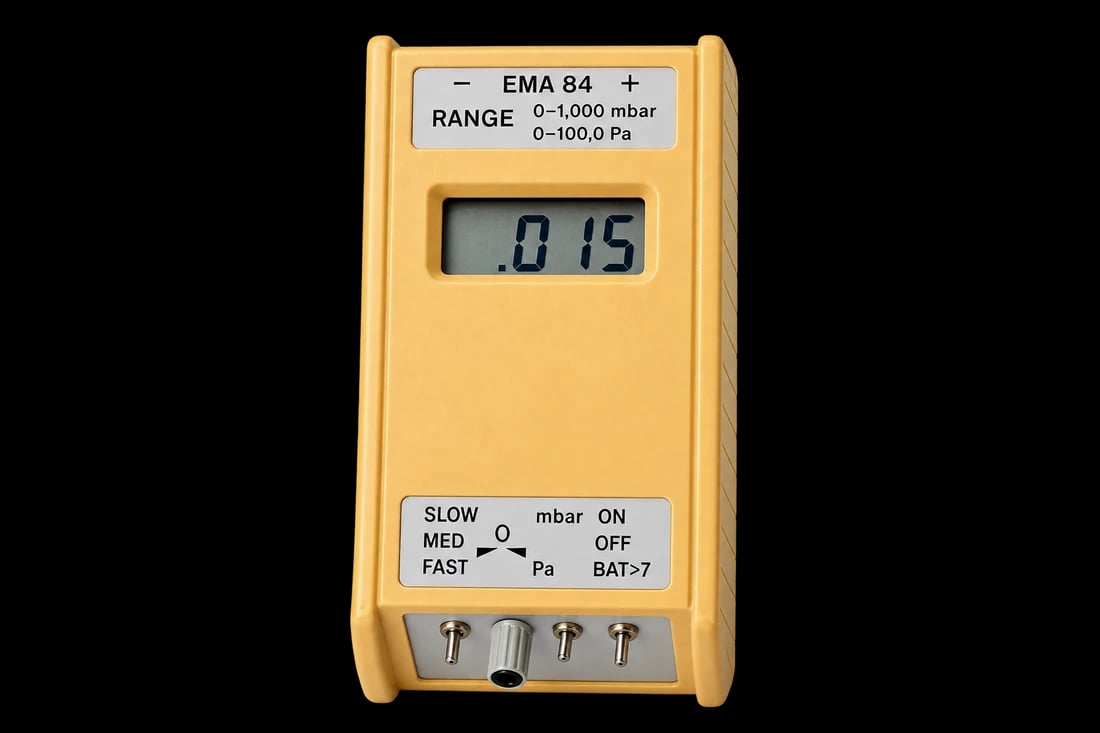 Instrumento digital EMA 84 para medición de presión y vacío, con carcasa amarilla, aislado de la composición de referencia.